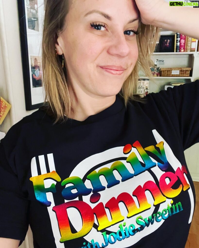Jodie Sweetin Instagram - Guess WHAT?! The next @famdinshow this Saturday at @thecomedystore is almost sold out! Make sure and get your tix today, I’ll post the link in stories And big shout out to @publicstatementapparel for this months limited edition merch ❤️❤️ Join us for our “Dads and Daddies” Family Dinner where we share food, laughs, and probably a lot of stories that your parents wouldn’t have wanted you telling around the dinner table.