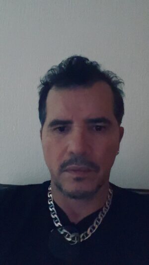 John Leguizamo Instagram - Univision canceled Biden’s adds in Arizona and have become magavision so I am boycotting Univision and asking all my brothers and sisters,  artists to do the same.  Univision a cancelado los adds de Biden y solo ponen a trump.  Univision se a vuelto magavision! Le pido a todos mis hermanos y hermanas artistas, deportistas, que boicot Univisión. @alfonsocuaron @georgelopez @fluffyguy @pascalispunk @oscardelarenta @leonardodicaprio @leomessi @fonsecamusic @camila_cabello @maluma @luisfonsi @americaferrera @jlo @rosariodawson @fluffyguy @georgelopez @ederbez #boycottunivision #boicotUnivision univision = maga vision