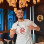 Jon Vlogs Instagram - Ontem tive a honra de fazer uma participação especial no MasterChef! Valeu demais pela recepção de toda a galera da Band e da produção do programa! Deixei minha contribuição iniciando uma mini treta sobre um prato no programa, logo logo tá no ar 👀😂