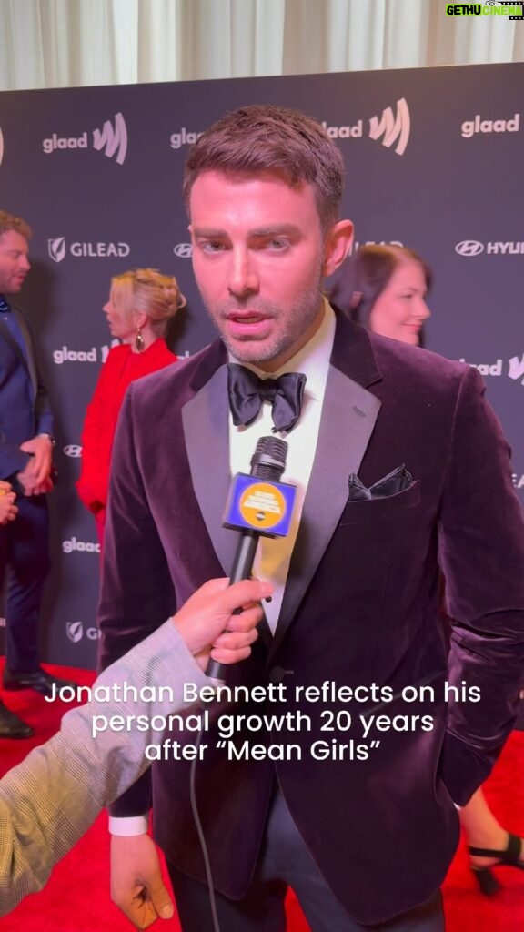 Jonathan Bennett Instagram - At the GLAAD Awards, @jonathandbennett reflects on living authentically 20 years after “Mean Girls.” #glaadawards . . #jonathanbennett #glaad #meangirls #gma