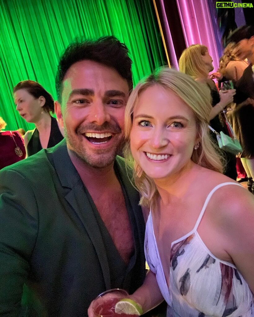 Jonathan Bennett Instagram - Pink goes good with green. Catching Elphaba’s and Galinda’s last night like they were Pokémon, gotta catch em all! Congrats to everyone involved in @wicked_musical 20th Anniversary. You have changed all of us, for good. Last night I was so happy I could melt. Didn’t get to find my girls @ginnaclaire & @jackieburnsnyc cuz it was madness, so obviously using old pics of us, don’t be mad. Love you all, you are the best there is on Broadway! Thanks for letting us celebrate with the entire emerald city last night! 📸 @bruglikas