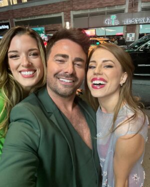 Jonathan Bennett Instagram - Pink goes good with green. Catching Elphaba’s and Galinda’s last night like they were Pokémon, gotta catch em all! Congrats to everyone involved in @wicked_musical 20th Anniversary. You have changed all of us, for good. Last night I was so happy I could melt. Didn’t get to find my girls @ginnaclaire & @jackieburnsnyc cuz it was madness, so obviously using old pics of us, don’t be mad. Love you all, you are the best there is on Broadway! Thanks for letting us celebrate with the entire emerald city last night!

📸 @bruglikas