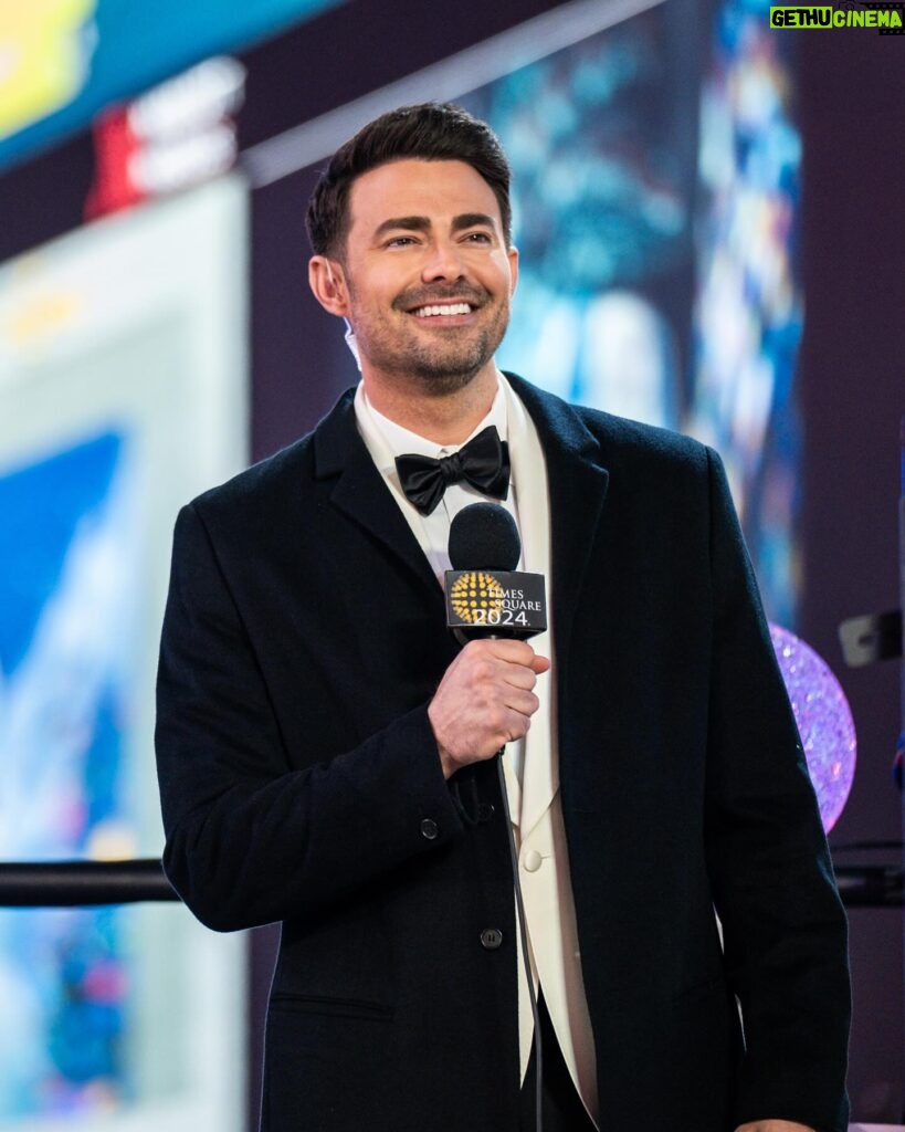 Jonathan Bennett Instagram - Just a carousel of pics of me from hosting NYE in Times Square because my @timmackaybeauty make-up was on point, let’s not waste them. @timessquarenyc 📸 @thejordanwalsh @lauralapastora