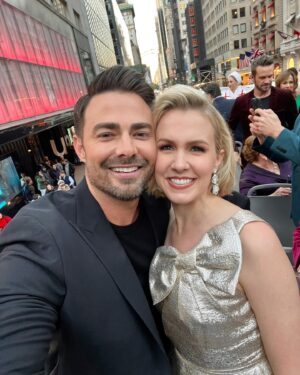 Jonathan Bennett Instagram - Pink goes good with green. Catching Elphaba’s and Galinda’s last night like they were Pokémon, gotta catch em all! Congrats to everyone involved in @wicked_musical 20th Anniversary. You have changed all of us, for good. Last night I was so happy I could melt. Didn’t get to find my girls @ginnaclaire & @jackieburnsnyc cuz it was madness, so obviously using old pics of us, don’t be mad. Love you all, you are the best there is on Broadway! Thanks for letting us celebrate with the entire emerald city last night!

📸 @bruglikas