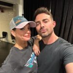 Jonathan Bennett Instagram - Pink goes good with green. Catching Elphaba’s and Galinda’s last night like they were Pokémon, gotta catch em all! Congrats to everyone involved in @wicked_musical 20th Anniversary. You have changed all of us, for good. Last night I was so happy I could melt. Didn’t get to find my girls @ginnaclaire & @jackieburnsnyc cuz it was madness, so obviously using old pics of us, don’t be mad. Love you all, you are the best there is on Broadway! Thanks for letting us celebrate with the entire emerald city last night! 📸 @bruglikas