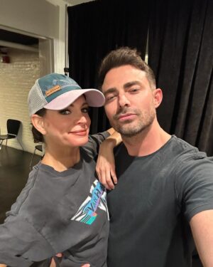 Jonathan Bennett Instagram - Pink goes good with green. Catching Elphaba’s and Galinda’s last night like they were Pokémon, gotta catch em all! Congrats to everyone involved in @wicked_musical 20th Anniversary. You have changed all of us, for good. Last night I was so happy I could melt. Didn’t get to find my girls @ginnaclaire & @jackieburnsnyc cuz it was madness, so obviously using old pics of us, don’t be mad. Love you all, you are the best there is on Broadway! Thanks for letting us celebrate with the entire emerald city last night!

📸 @bruglikas