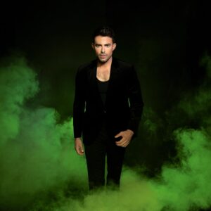 Jonathan Bennett Instagram - Tell me your jumping on a plane to go to the 20th Anniversary @wicked_musical to celebrate all the amazing talent with out telling me… #wicked #broadway 

Also tune in to the Season Finale of #HalloweenWars on @foodnetwork tonight at 9pm

📸 @wesandalex 
Wardrobe @neilcohenstyle 
@edgargtz92 
Makeup @sabrinaozuna @daxelin 
Studio @snapstudiosus @terrellsandefur