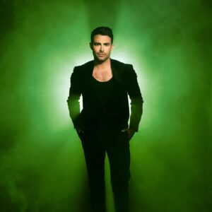 Jonathan Bennett Instagram - Tell me your jumping on a plane to go to the 20th Anniversary @wicked_musical to celebrate all the amazing talent with out telling me… #wicked #broadway 

Also tune in to the Season Finale of #HalloweenWars on @foodnetwork tonight at 9pm

📸 @wesandalex 
Wardrobe @neilcohenstyle 
@edgargtz92 
Makeup @sabrinaozuna @daxelin 
Studio @snapstudiosus @terrellsandefur