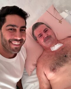 Jonathan Nemer Instagram - Já tirei foto com muitos artistas… jogadores, cantores, apresentadores… pessoas MEGA FAMOSAS… mas podem ter certeza, que fotos como essas que postei agora, significam muito mais pra mim. Ontem fui marcado num vídeo do seu João Héber assistindo meu show na cama. Hoje, descobri que ele era da região metropolitana de Curitiba e vim fazer uma visita. Que alegria ver a emoção dele com minha surpresa. Que carinho e emoção de toda família ❤️😭🙌 Há 3 anos ele sofreu um acidente de caminhão gravissimo… quando estava se recuperando, teve um AVC e regrediu muito no processo. Hoje pudemos orar por ele, ele entregou sua vida pra Jesus e tenho certeza que foi dia de festa no céu. Meu pedido pra vocês? Orem por ele e por essa família! Curitiba pra mim sempre foi especial… vocês sabem. Hoje, se tornou ainda mais especial. DEUS É BOM… ELE É MUITO BOM 🙌🙌🙌❤️❤️❤️ PRÓXIMOS SHOWS: 15/04 Guarulhos/SP 16/04 Mogi das Cruzes/SP 17/04 Vitória/ES 18/04 Fortaleza/CE 20/04 Salvador/BA 22/04 Recife/PE 23/04 São Luis/MA 24/04 Campinas/SP 30/04 Lisboa/PORTUGAL 01/05 Porto/PORTUGAL 05/05 Dublin/IRLANDA 14/05 Ipatinga/MG 15/05 Governador Valadares/MG 16/05 Uberlândia/MG 17/05 Betim/MG 18/05 Belo Horizonte/MG 20/05 Mauá/SP 21/05 Santos/SP 22/05 Barueri/SP 12/06 Brasília/DF 13/06 Goiânia/GO 14/06 Jataí/GO 18/06 Araçatuba/SP 19/06 Rio de Janeiro/RJ 24/06 Londrina/PR 25/06 Maringá/PR 26/06 Ponta Grossa/PR 27/06 Curitiba/PR 03/07 Umuarama/PR 10/07 Rondonópolis/MT 11/07 Cuiabá/MT 12/07 Porto Velho/RO INGRESSOS: jonathannemer.com.br