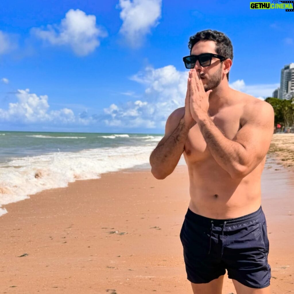 Jonathan Nemer Instagram - Praia de Boa Viagem… toda vez que eu venho pra Recife, todos me alertam: CUIDADO COM O TUBARÃO. Acho uma preocupação exagerada. Venho do interior de SP… local onde temos cachorros, gatos, capivaras, cavalos, porcos e outros animais nas ruas. Acham mesmo que vou ter medo de Tubarão? A propósito… alguém arrisca dizer o que eu vi na última foto? 😱🦈😂 e por fim… 1, 2 ou 3? PRÓXIMOS SHOWS: 22/04 Recife/PE 23/04 São Luis/MA 24/04 Campinas/SP 30/04 Lisboa/PORTUGAL 01/05 Porto/PORTUGAL 05/05 Dublin/IRLANDA 14/05 Ipatinga/MG 15/05 Governador Valadares/MG 16/05 Uberlândia/MG 17/05 Betim/MG 18/05 Belo Horizonte/MG 20/05 Mauá/SP 21/05 Santos/SP 22/05 Barueri/SP 31/05 Montreal/CANADÁ 03/06 Toronto/CANADÁ 05/06 Vancouver/CANADÁ 09/06 Calgary/CANADÁ 12/06 Brasília/DF 13/06 Goiânia/GO 14/06 Jataí/GO 16/06 São José dos Campos/SP 17/06 São José do Rio Preto/SP 18/06 Araçatuba/SP 19/06 Rio de Janeiro/RJ 20/06 Natal/RN 24/06 Londrina/PR 25/06 Maringá/PR 26/06 Ponta Grossa/PR 27/06 Curitiba/PR 29/06 Itajaí/SC 30/06 São José/SC 01/07 Joinville/SC 02/07 Porto Alegre/RS 03/07 Umuarama/PR 04/07 Cascavel/PR 05/07 Foz do Iguaçu/PR 10/07 Rondonópolis/MT 11/07 Cuiabá/MT 12/07 Porto Velho/RO 13/07 Manaus/AM INGRESSOS: jonathannemer.com.br