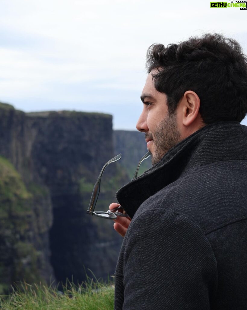 Jonathan Nemer Instagram - Hoje tive um dia pra conhecer um dos lugares mais bonitos da Irlanda (e talvez do mundo)… o famoso ‘Cliffs of Moher”. Inclusive foi cenário de alguns filmes super famosos. A beleza e a grandiosidade desse lugar é impressionante. Se um dia vierem pra Irlanda, vale a pena conhecer. Tem mais algum outro lugar lindo por aqui, que vale a pena ir? Escrevam nos comentários. Ahhh, e qual foto gostaram mais? 1, 2 ou 3? PRÓXIMOS SHOWS: 14/05 Ipatinga/MG 15/05 Governador Valadares/MG 16/05 Uberlândia/MG 17/05 Betim/MG 18/05 Belo Horizonte/MG 20/05 Mauá/SP 21/05 Santos/SP 22/05 Barueri/SP 31/05 Montreal/CANADÁ 03/06 Toronto/CANADÁ 05/06 Vancouver/CANADÁ 09/06 Calgary/CANADÁ 12/06 Brasília/DF 13/06 Goiânia/GO 14/06 Jataí/GO 16/06 São José dos Campos/SP 17/06 São José do Rio Preto/SP 18/06 Araçatuba/SP 19/06 Rio de Janeiro/RJ 20/06 Natal/RN 24/06 Londrina/PR 25/06 Maringá/PR 26/06 Ponta Grossa/PR 27/06 Curitiba/PR 28/06 Blumenau/SC 29/06 Itajaí/SC 30/06 São José/SC 01/07 Joinville/SC 02/07 Porto Alegre/RS 03/07 Umuarama/PR 04/07 Cascavel/PR 05/07 Foz do Iguaçu/PR 10/07 Rondonópolis/MT 11/07 Cuiabá/MT 12/07 Porto Velho/RO 13/07 Manaus/AM INGRESSOS: jonathannemer.com.br