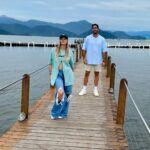 Jonathan Nemer Instagram - Foi dificil pegar essa dança, principalmente se considerarmos que tenho 1,95 de altura kkkkkkkkkk Mas rolou dancinha e dessa vez com esse cenário maravilhoso… A @cabettin fez a coreografia, eu me lasquei pra aprender em poucos minutos, mas ficou incrivel. A hora que acabou e acertei tudo fiquei super feliz… até ver que ela queria continuar, aí bateu o desespero 😜😂 Espero que gostem e deixem uma curtida, um comentário pra fortalecer o rolê kkkkkkkkkkkk PRÓXIMOS SHOWS: 14/03 Curitiba/PR 15/03 Goiânia/GO 16/03 Brasília/DF ESGOTADO 17/03 Anápolis/GO 19/03 São José dos Campos/SP 20/03 São Paulo/SP 21/03 Rio de Janeiro/RJ 22/03 Duque de Caxias/RJ 16/04 Mogi das Cruzes/SP 17/04 Vitória/ES 20/04 Salvador/BA 23/04 São Luís/MA INGRESSOS: jonathannemer.com.br