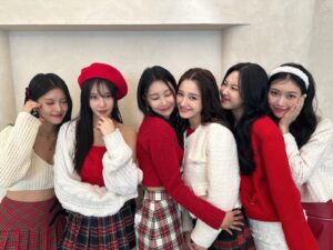 JooE Instagram - 7th Anniversary
모모랜드 그리고  메리 축하해🤍❤️🤍❤️
언제나 잊지 않을게 늘 고마워요 모두
우린 젊다🌹