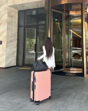 JooE Instagram - #광고
오랜만에 느끼는 힐링🪽

은은한 가을핑크 담은 19디그리 캐리어와 
부드러운 가죽의 조지카 토드백 함께하니 더더 완벽✨🩷

#Tumi #Tumikr #TUMIGEORGICA #TUMI19D hi