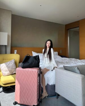 JooE Instagram - #광고
오랜만에 느끼는 힐링🪽

은은한 가을핑크 담은 19디그리 캐리어와 
부드러운 가죽의 조지카 토드백 함께하니 더더 완벽✨🩷

#Tumi #Tumikr #TUMIGEORGICA #TUMI19D hi