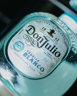 Josefina Montané Instagram - #ad Tequila night baby 💋 @tequiladonjulio #DonJulioenChile #Menoresniunagota @lunatica_scl