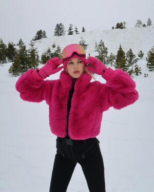 Joy Corrigan Instagram - ❄️🐰 @goldbergh 💕