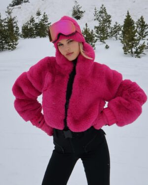 Joy Corrigan Instagram - ❄️🐰 @goldbergh 💕