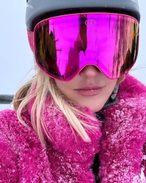 Joy Corrigan Instagram - ❄️🐰 @goldbergh 💕