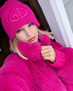 Joy Corrigan Instagram - ❄️🐰 @goldbergh 💕