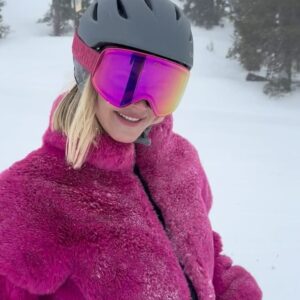 Joy Corrigan Instagram - ❄️🐰 @goldbergh 💕