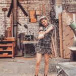 Joyce Ilg Instagram - *Werbung 👂👂Joyce macht Radau in der Werkstatt 😂 Also ich hör nix! Ihr? Meine #GalaxyBudsPro haben active noise cancelling & damit hört man nur, was man auch hören will 😂. Aber Achtung: Bei gewissen Arbeiten in einer Werkstatt braucht es Sicherheitskopfhörer! So, jetzt würde ich vorschlagen: Mucke an & eine Runde tanzen wo auch immer ihr grade seid, ob Werkstatt, Büro, Schulhof, Mensa, auf der Straße oder unter einer Brücke. Wer traut sich und machts wirklich? 😂🤷🏻‍♀️ Ich reposte gerne Storys davon... Die Werkstatt ist übrigens vom Papa meiner besten Freundin. Ich liebe diesen Ort! #TeamGalaxy #GalaxyWatch4 @samsunggermany