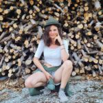 Joyce Ilg Instagram - Kein Holz vor der Hütte, aber dahinter...
