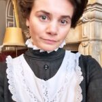 Joyce Ilg Instagram - Für einen historischen Dreh letzte Woche in Belgien wurde ich umgestylt von der wundervollen @sandfoermchenpiratin 🤍 ich liebs! Ich wollte schon immer mal historisch drehen & nach fast 20 Jahren warten wars dann jetzt endlich soweit 😂😍 Ich bin bei der 2. Staffel „Oktoberfest 1905“ von @zeitsprungpictures dabei. #historisch #Umstyling #Verwandlung #makeover