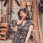 Joyce Ilg Instagram - *Werbung 👂👂Joyce macht Radau in der Werkstatt 😂 Also ich hör nix! Ihr? Meine #GalaxyBudsPro haben active noise cancelling & damit hört man nur, was man auch hören will 😂. Aber Achtung: Bei gewissen Arbeiten in einer Werkstatt braucht es Sicherheitskopfhörer! So, jetzt würde ich vorschlagen: Mucke an & eine Runde tanzen wo auch immer ihr grade seid, ob Werkstatt, Büro, Schulhof, Mensa, auf der Straße oder unter einer Brücke. Wer traut sich und machts wirklich? 😂🤷🏻‍♀️ Ich reposte gerne Storys davon... Die Werkstatt ist übrigens vom Papa meiner besten Freundin. Ich liebe diesen Ort! #TeamGalaxy #GalaxyWatch4 @samsunggermany