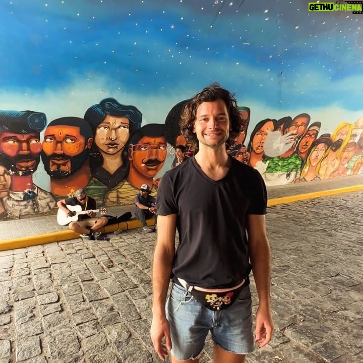 Joyce Ilg Instagram - Ich liebe die #Wandmalereien an jeder Straßenecke in #Südamerika ❤️🍄 Die Straßen sind so bunt hier & es gibt so viel fürs Auge, da könnte sich das triste, graue Deutschland mal ne Scheibe abschneiden! 😂 Ich liebs hier richtig doll! Aber ich werde es auch so lieben nach 6 Wochen wieder in meinem Zuhause anzukommen. So lang war ich seit den Sommerferien in meiner Kindheit nicht mehr auf Reisen. Worauf ich mich seeeehr freuen werde (neben all meinen Engeln, die ich wiedersehe)? Nicht im Restaurant zu essen, sondern selbst zu kochen. 😂 Ich feier mein eigenes Essen! Ich gehe in Köln soooo selten auswärts essen und jetzt einfach anderthalb Monate lang jeden Tag. Hahaha. #streetart #Kunst #SouthAmerica
