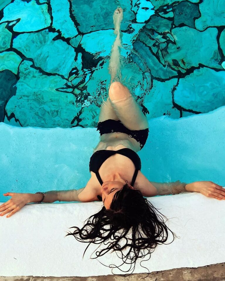 Joyce Ilg Instagram - Chill hard, play hard, work sucks, school sucks! 🖕 #Pool #Wellness #blue