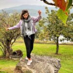 Joyce Ilg Instagram - Ich stehe zum 1. Mal im Garten des Hauses, in dem meine Omi aufgewachsen ist. Stimmt nicht ganz, ich war als Kind schon dort. Erinnere mich aber nicht mehr daran, außer an meine Uroma - die hab ich noch vor Augen. Allerdings war da, wo jetzt der Garten ist, damals ein Kartoffelacker neben dem Haus. Der süße Vierbeiner auf Bild 3 wohnt dort mittlerweile zusammen mit Omas Nichte, die ich endlich kennengelernt habe. Auf Bild 4 seht ihr meine Oma & das Haus. In meiner Story zeige ich, welcher Teil noch aussieht wie damals. Ich habe gestern eine Reise in die Vergangenheit meiner Familie & zu meinen Wurzeln gemacht, ich habe mir die Orte angeschaut & den Teil meiner großen Familie dort väterlicherseits kennengelernt, die ich aus den Erzählungen meiner Oma kenne. Es war so schön & berührend. Ich kann nur jedem empfehlen, den Geschichten der Großeltern zu lauschen und mit ihnen die Zeit bewusst zu nutzen. Ihre Geschichte hat euch geprägt. ❤ #family #oma #memories #throwback #backtotheroots #kindheit