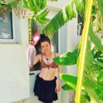Joyce Ilg Instagram - Bananarama 🍌🍌🍌 @p4t_r1ck_ , Dexter & ich machen Urlaub in Papas Haus in Spanien & hier wachsen die Bananen einfach wie wild! #vivaespaña #holidays #bananas