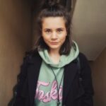 Joyce Ilg Instagram - Warum posten Menschen Selfies? Das frage ich mich öfters 😂 und die Antworten, die mir in den Sinn kommen, sind meist nicht grade supi. Warum ich dieses Selfie poste? Weil ich lange nix hochgeladen hab und ich auf die Schnelle nix andres hatte. Und um ehrlich zu sein, weil ich mich an diesem Tag sehr gerne mochte und gerne angesehen hab. Ich find das Foto cool und gleichzeitig finde ich mich ziemlich sweet drauf 😂. Irgendwie finde ich, bin das auch so ziemlich ich. Dieses Bild ist typisch ich für mich. Zumindest an vielen Tagen. Und was sagt das jetzt über mich, dass ich das poste? Dass ich arrogant bin? Oder aber dass ich mich selbst mag und das ist wichtig, Selbstliebe und so? Oder aber dass ich Bestätigung brauche? Oder zeigen möchte, guckt mal, ich bin cool und sweet. Oder aber ist es einfach nur, weil ich in der Caption ein bisschen rumphilosophieren wollte?... Fragen über Fragen. Mir selbst Fragen über mich, das Leben und die Menschen stellen ist übrigens mein daily shit, Leidenschaft und Hobby. #selfietime