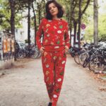 Joyce Ilg Instagram - Schon Weihnachtssachen am Start? 🎅 Schon Geschenke geholt, Glühwein getrunken, Plätzchen gebacken, Lebkuchen ausm Supermarkt zuhause, ...? 😂 Ich gebe zu, meinen Xmas-Pyjama trage ich ganzjährig und ortsunabhängig 😂 sehr zeitlos das Teil... #xmas #pyjama #Weihnachten #ootd #xmasstyle