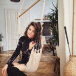 Joyce Ilg Instagram - Kamin an, zuhause gemütlich machen & kuscheln! Ich liebe den Hängesessel, den @i_need_a_window mir mal geschenkt hat. Habt ihr einen besonderen Platz bei euch zuhause, wo ihr gerne chillt? ❤ #home #chillimanilli #autumnvibes #hängesessel #altbauliebe *unbezahlte Werbung wg Verlinkungen