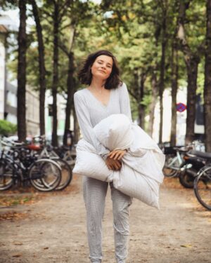 Joyce Ilg Instagram - I am a pyjama lover! ❤🥼 Wer noch? Sobald ich weiß, ich muss an einem Tag nicht mehr aus dem Haus, schmeiße ich mich in meinen Pyjama. Egal, ob um 13 oder um 23 Uhr 😂. Manchmal komm ich auch den ganzen Tag gar nicht raus aus dem Teil, wenn ich nix vor hab. Und wie man sieht, gehe ich sogar so raus. Früher hab ich das tatsächlich oft gemacht, wenn ich morgens um 9 mal ne Runde um den Block Gassi gegangen bin, weil der Hund Pipi musste. Und danach gleich wieder ab ins Bett. #pyjama #pyjamaparty #pajamas