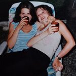 Joyce Ilg Instagram - *Werbung ❤️ Zwischen diesen beiden Fotos liegen 21 Jahre 😱 das obere ist 2001 entstanden. Danke zu sagen tut einem selbst und der anderen Person gut. Ich sage fast täglich danke - und zwar nicht nur am Valentinstag, denn dafür braucht es keinen extra Tag. Ich möchte heute mal wieder @susannehorn danken! Dafür, dass sie eine Freundin ist wie aus dem Bilderbuch und das schon seit der 5. Klasse. @rotbaeckchensaft hat grade eine so schöne Geschenk-Edition mit liebevollen Texten auf 3 unterschiedlichen Flaschen. Bestimmt kennt ihr den Saft auch noch aus eurer Kindheit, den hab ich im Winter immer bekommen. Ich finde, ein guter Saft ist ein mindestens genauso tolles Geschenk wie ein guter Wein. Wenn ihr auch jemandem mit einem der 3 leckeren Geschenksäfte eine Freude bereiten wollt, könnt ihr jetzt mit dem Code joyce20 im Rotbäckchen-Shop online bestellen und bekommt 20% Rabatt auf die Geschenkeditionen. Viel Spaß mit den Säften und sagt öfter mal danke! 😊😍🥰 #rotbaeckchen #oefterdankesagen #thankful #friendship