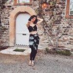 Joyce Ilg Instagram - Welchen Mittelfinger findet ihr am schönsten? Bild 1, 2 oder 3? 🖕🖕🖕 Ich starte heute den #MiMi > MittelfingerMittwoch 😂 mit den Worten: Nehmt das Leben und euch mit den kleinen Macken nicht zu ernst. Lacht mal drüber, wenn ihr mal wieder etwas vermasselt oder den Zug genau verpasst. Es lohnt sich nicht, sich immer wieder über so etwas zu ärgern. Zeigt euch selbst und dem Leben in solchen Momenten einfach mal den Mittelfinger 😂 > Fuck you bad vibes! Ihr könnt mich mal, ich lasse mich davon nicht aufregen, ich lache lieber über mich selbst und mein Leben, wenns mal nicht so rund läuft. Free your mind from unnecessary feelings ❤️✨ #badvibessuck #fuckbadvibes #freeyourmind