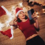 Joyce Ilg Instagram - *Werbung 🎅❤️ Ich wünsche mir zu Weihnachten leuchtende Nippel 😂. Und ihr so? Ich hab grade wieder Kater-Gaston-Besuch und wir schauen manchmal zusammen ein paar Weihnachtsfilme auf dem #GalaxyFold3 - das große Display bietet sich mega an für sowas, denn dann bin ich nicht auf dem Sofa gefangen, sondern kanns mit in die Küche neben, aufs Klo oder wohin auch immer. #SamsungXmasMoments #TeamGalaxy @samsunggermany