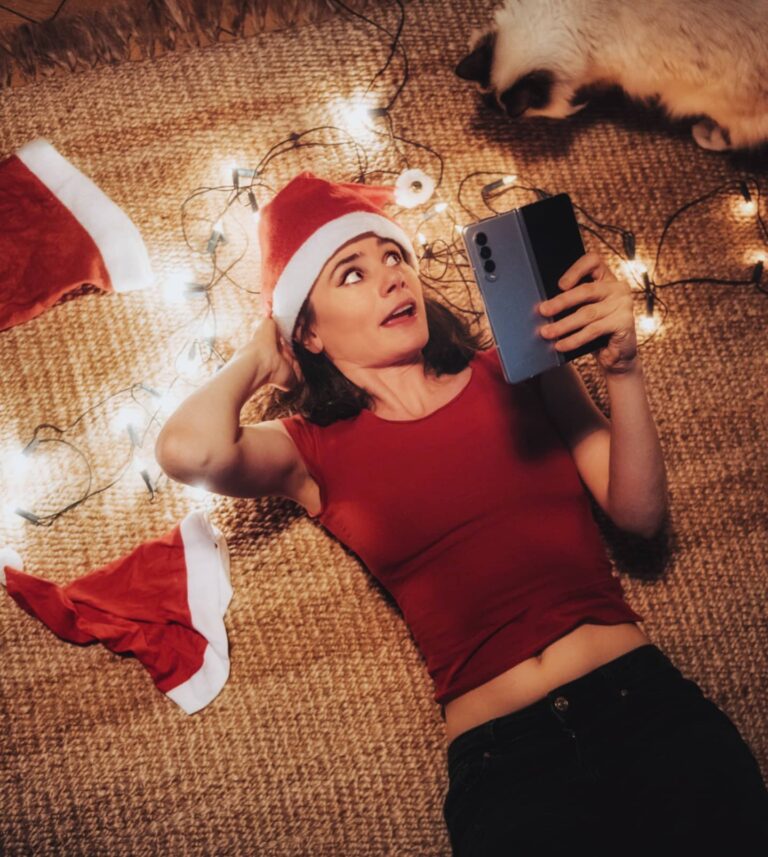 Joyce Ilg Instagram - *Werbung 🎅❤️ Ich wünsche mir zu Weihnachten leuchtende Nippel 😂. Und ihr so? Ich hab grade wieder Kater-Gaston-Besuch und wir schauen manchmal zusammen ein paar Weihnachtsfilme auf dem #GalaxyFold3 - das große Display bietet sich mega an für sowas, denn dann bin ich nicht auf dem Sofa gefangen, sondern kanns mit in die Küche neben, aufs Klo oder wohin auch immer. #SamsungXmasMoments #TeamGalaxy @samsunggermany