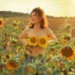 Joyce Ilg Instagram - #freethesunflowers 🌻 Take a bath in sunflowers, take a bath in nature 🌻🌻🌻 Erinnert euch das Bild an etwas? Ich wollte das Bild mit dem Laptop gerne nochmal mit echten Blumen nachstellen. #sunflowers #nature #freethenipple 🤷🏻‍♀️ Was meint ihr zu dem Thema? Also das mit den Nippeln 😂