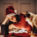 Joyce Ilg Instagram - *Werbung 🎅❤️ Ich wünsche mir zu Weihnachten leuchtende Nippel 😂. Und ihr so? Ich hab grade wieder Kater-Gaston-Besuch und wir schauen manchmal zusammen ein paar Weihnachtsfilme auf dem #GalaxyFold3 - das große Display bietet sich mega an für sowas, denn dann bin ich nicht auf dem Sofa gefangen, sondern kanns mit in die Küche neben, aufs Klo oder wohin auch immer. #SamsungXmasMoments #TeamGalaxy @samsunggermany