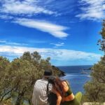 Joyce Ilg Instagram - Wir haben extra für euch ein gestelltes Pärchenbild mit Selbstauslöser gemacht ❤️ und einen romantischen Songtext rausgesucht: „You are my favorite place to go, you’re at the end of my favorite road“ #couplegoals #travelcouple #love