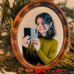 Joyce Ilg Instagram - *Werbung ❄️⛄ Spieglein, Spieglein an der Wand, Weihnachtselfe Joyce ist wieder im Land! 🧚🏻‍♀️ Spätestens zur Weihnachtszeit hol ich die Elfenohren jedes Jahr aus dem Schrank. Und jetzt auch mein #GalaxyFold3 von @samsunggermany, um die schönen Momente voller Spaß, Liebe & Familie einzufangen. Und selbst Oma & Opa können auf dem großen Display alles sehen 😂. Habt ihr auch winterliche Rituale? Vielleicht Raclette mit Freunden oder einen bestimmten Weihnachtssong hören? ❤️ #TeamGalaxy