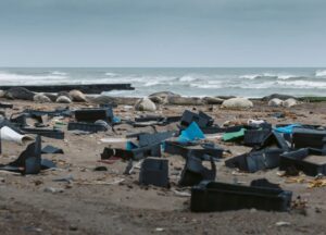 Juana Viale Instagram - Esta es la situación de nuestras costas en la provincia de chubut. Donde muchas de ellas pertenecen a AREAS PROTEGIDAS y otras son PATRIMONIO NATIRAL DE LA HUMANIDAD. UNESCO. 
@unesco
@chubutpatagonia 
@chubutgobierno 
@secpescacht 
Foto 1. Octubre 2022
Foto 2. Abril 2023
La flora y la fauna estan completamente afectados por esto.
¿Que son estos cajones y otros desechos? Son cajas de la pesca, y otros desechos. ¿Cómo llegaron ahí? Los que estan en los "escritorios" diran que se caen de los barcos. Los que estan en los barcos dicen que es por un descarte que se hace. Y las redes?
Ahora, ¿el problema cual es? Hay varios. Los politicos estan para discutir estos temas? La pesca de arrastre, la cual destruye nuestro suelo marino, (algunos estan preocupados por los barcos chinos en la milla 201) pero ni siquiera podemos cuidar y respetar las millas que nos pertenecen. 
Saben lo que sucede cuando se pesca con estas redes, no solo destruye el suelo, sino que no "selecciona", lo cual mas del 30% se descarta al mar, cuando se hace estan muertos. Delfines. Tortugas. Pulpos y cientos de otras especies. 
¿Hasta cuando van a seguir defendiendo lo que destruye de forna masiva?
Ph: @markomagister