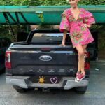 Juana Viale Instagram - Muchos muchos muchos años que @fordargentina y yo nos hemos unido. Amo mi #ranger que me acompaña cuando me visto de princesa y cuando ruteo... es mi hogar... mis hijos identifican nuestra camioneta, mis perros reconocen su sonido cuando llego, es mi hogar en mis viajes.... somos familia, somos la raza fuerte!!! Siempre vamos por mas!!!! Gracias @fordargentina por estar conmigo siempreeeeee