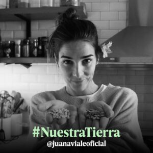 Juana Viale Instagram - Hoy quiero hablarle al millón de personas que conforman esta hermosa comunidad. Me gustaría pedirles que cada uno se convierta en un multiplicador de una situación que tanto me preocupa, les estoy hablando sobre lo que pasa en nuestros bosques nativos. 

¿Sabían que el 1,4 % de los bosques nativos del mundo están en la Argentina?. Esto significa que tenemos en nuestro territorio alrededor de 50 millones de hectáreas de bosque nativo. Es el 20% de la superficie total del país.

Pero ya perdimos el 70% de nuestros bosques nativos a causa de la deforestación. En la actualidad se deforesta aproximadamente 1 hectárea de bosque cada 2 minutos, esto equivale a 30 canchas de fútbol por hora. 

SI. Se deforesta 1 hectárea de bosque cada 2 minutos. Esta situación debe terminar.

Lamentablemente la mitad de los desmontes se realizan en lugares donde está prohibido desmontar, según la Ley de Bosque Nativo.

El 25% de las especies presentes en la Argentina se encuentra en peligro de extinción, según un estudio reciente de la UICN (Unión Internacional para la Conservación de la Naturaleza). 

Las principales razones de pérdida de biodiversidad son la destrucción y fragmentación del hábitat por el avance de la frontera agropecuaria, la caza furtiva, la introducción de especies exóticas invasoras, el cambio climático y la contaminación.

En todo el mundo aproximadamente 1.000.000 de especies son las que están en riesgo de desaparecer. 

Hagamos de las redes sociales un lugar para defender nuestra tierra. Alcemos la voz por nuestros bosques nativos.