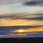 Juana Viale Instagram - Aquí en modo reflexivo. Mirando un poco mi carrete, viendo donde la vida y mis decisiones me han llevado. Donde pude sentir (me), mirar el horizonte, observar lo simple y lo natural de la vida. Y sí, la patagonia, nuestra patagonia, con nuestros msres y lleno de vida por donde espíes. Y pienso en la fragilidad de todo. Como se esta destruyendo, extinguiendo, arrasando frente a nuestras narices y después simplemente sera tarde. Que poder que tienen los gobernadores, intendentes, sindicalistas y el presidente... los de hoy, ayer y mañana para ponernos como país número uno en naturleza, turismo y desarrollos en torno a nuestros recursos naturales sin dañarlos... Aquí les dejo tan solo dos días de mi vida en constante contacto con lo que a mi me llena de vida y que se que si no lo cuidamos, es finito. Ampliemos nuestras areas marinas protegidas. Hagamos que nos escuchen, que nos vean. En fin... mi granito aca y les cuento que pretebdo ser una playa entera... no un granito. Si quieren, se suman a mi visión, amor, deseo, energía, espíritu. Compartanme sus deseos, lo que les gusta de la naturaleza. Besos y que tengan bello día! Ph: @markomagister