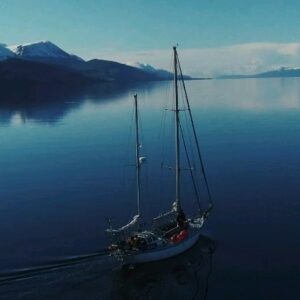 Juana Viale Instagram - Primero soñar.
Después desear.
Con la fuerza del amor, concretar.

Amar lo que uno hacer.
Hacer lo que uno ama.

Poder poner en palabras, imágenes, en sensaciones los deseos.
Aprender a cuidar los mares y a todo lo que vive en ellos. 
Hablar por quienes se comunican en otro lenguaje. Concientizar.
Mostrar lo que algunos vieron y otros quizás no sabían que existía. La fragilidad.
Lo inmenso de lo que no vemos, lo delicado del equilibrio. Lo asombroso.
Nuestra existencia, también depende de todos ellos. Agradecer.

Aquí, la intro de lo que es/será un largo viaje. Con múltiples destinos pero con una sola bandera, El océano.

AMAR, CUIDAR, PROTEGER, DISFRUTAR, APRENDER, CONOCER, RESPETAR...

Areas marinas protegidas 💙